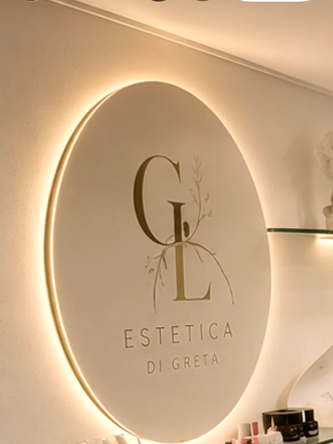 Insegna retroilluminata con il monogramma GL nello studio di Germignaga
