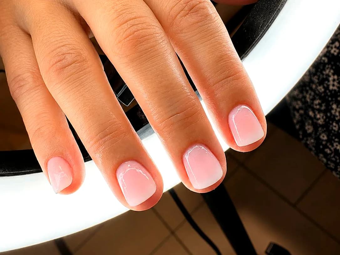 Dettaglio di manicure naturale realizzata da Greta
