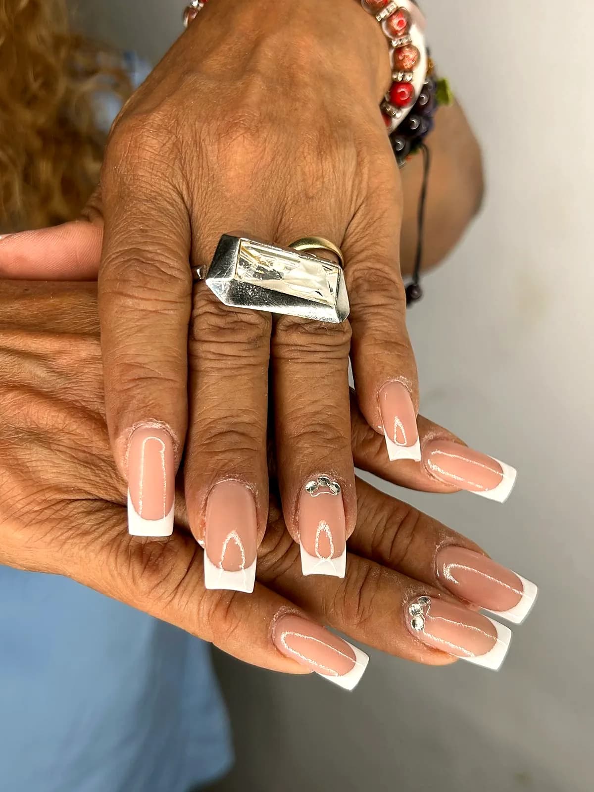 Dettaglio di ricostruzione unghie french con nail art